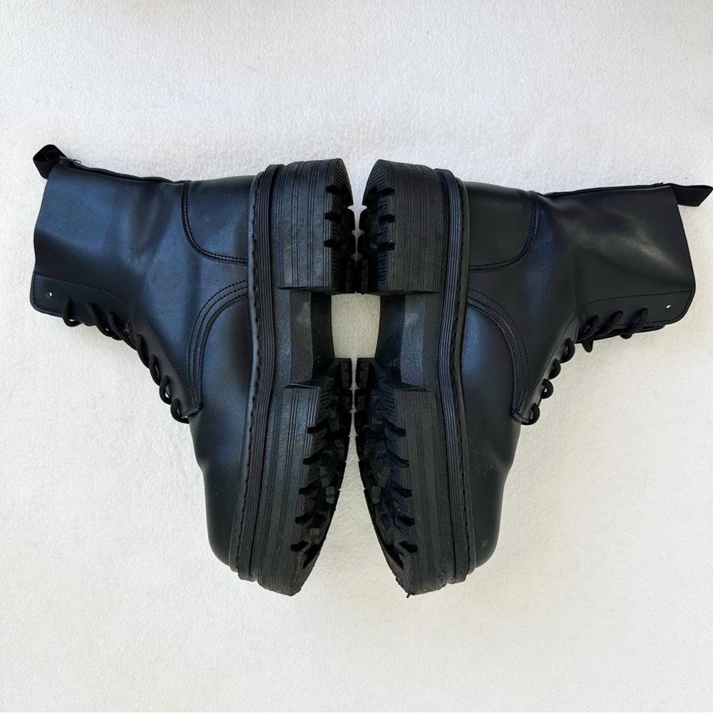 Forever 21 Women’s Black Faux Leather Lug Platform Combat Granny Boots, size 8 - Picture 9 of 16